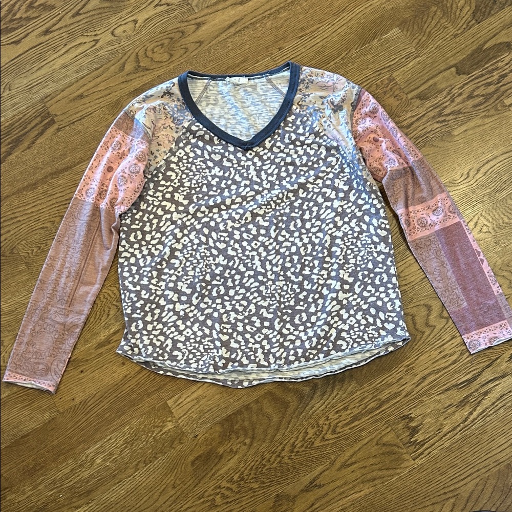 Easel Gray and White Patterned Top
